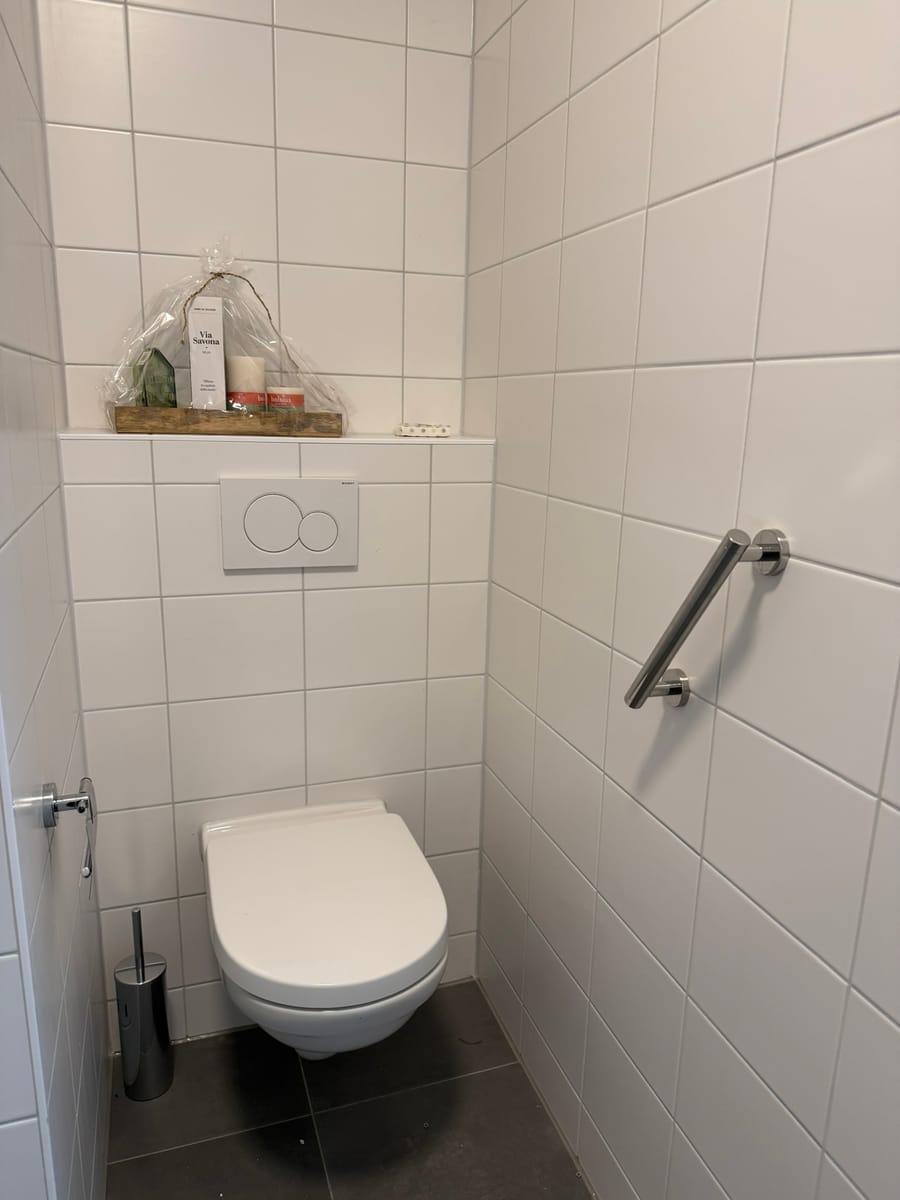 Meubels en douchescherm plaatsen in Zoetermeer — projectfoto 1