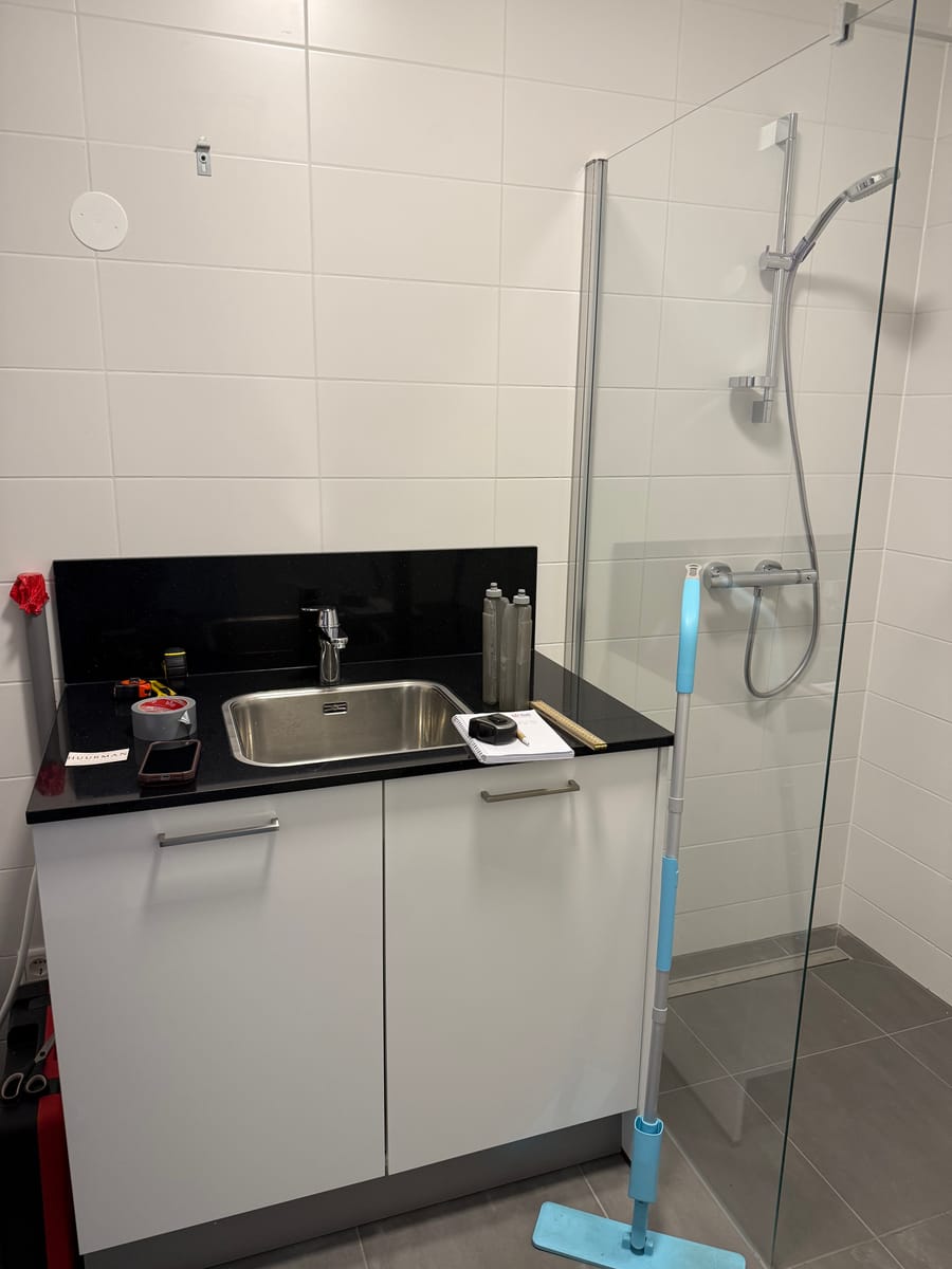 Meubels vervangen in badkamer — Voor