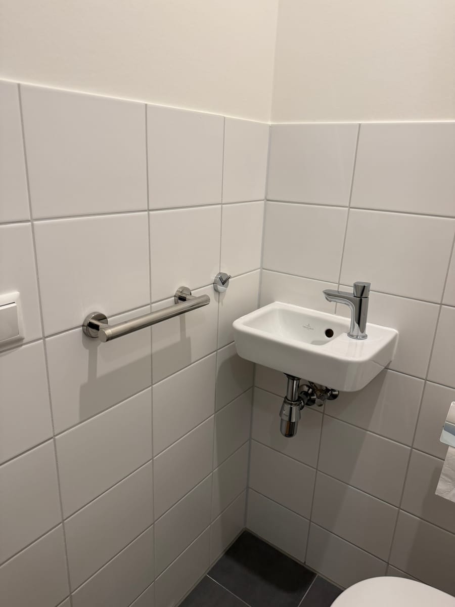 Meubels en douchescherm plaatsen in Zoetermeer — projectfoto 4