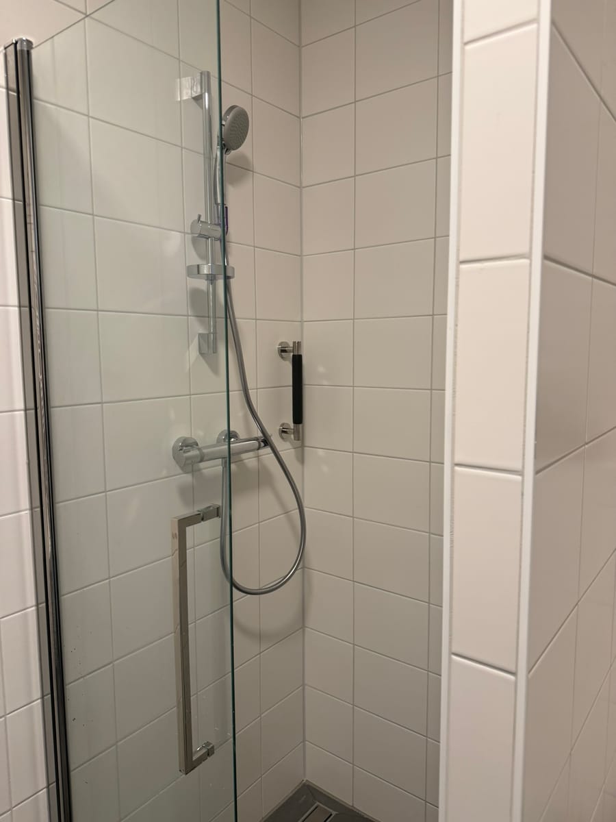 Meubels en douchescherm plaatsen in Zoetermeer — na uitvoering