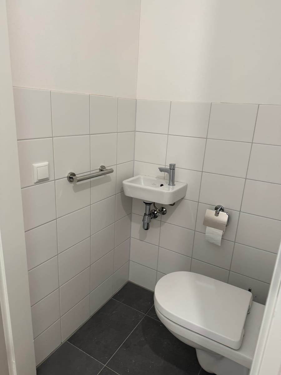 Meubels en douchescherm plaatsen in Zoetermeer — projectfoto 2