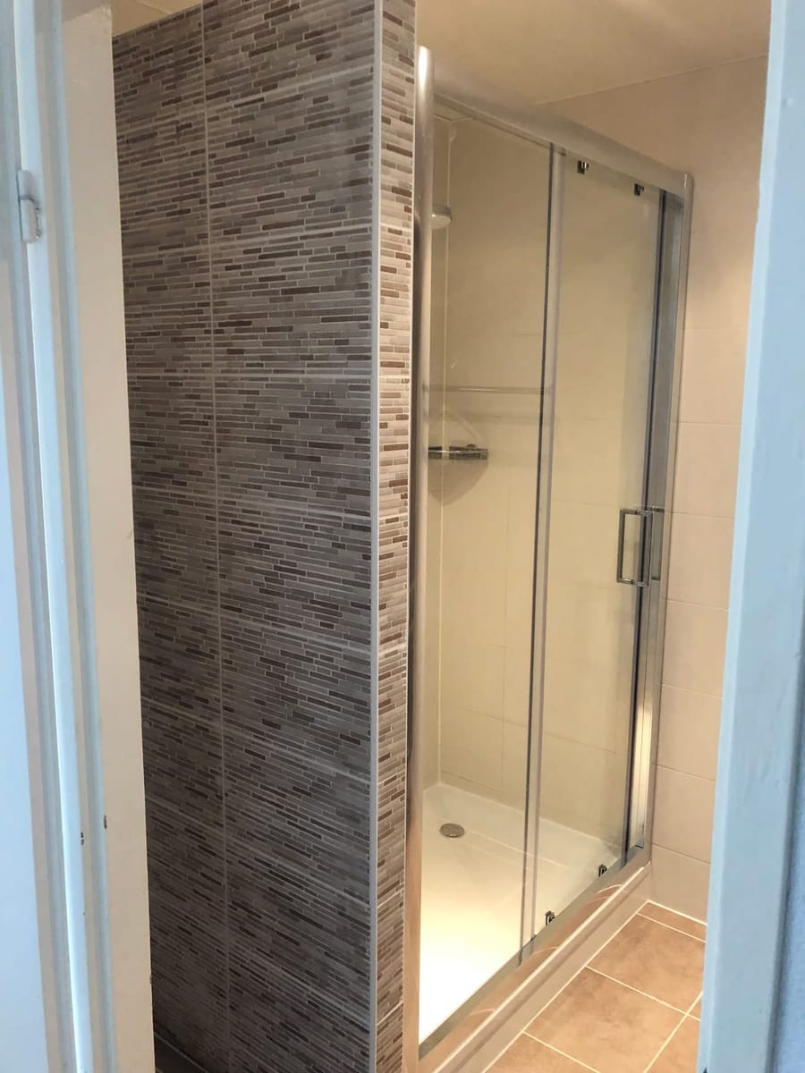 Badkamer douche en muur plaatsen — Na